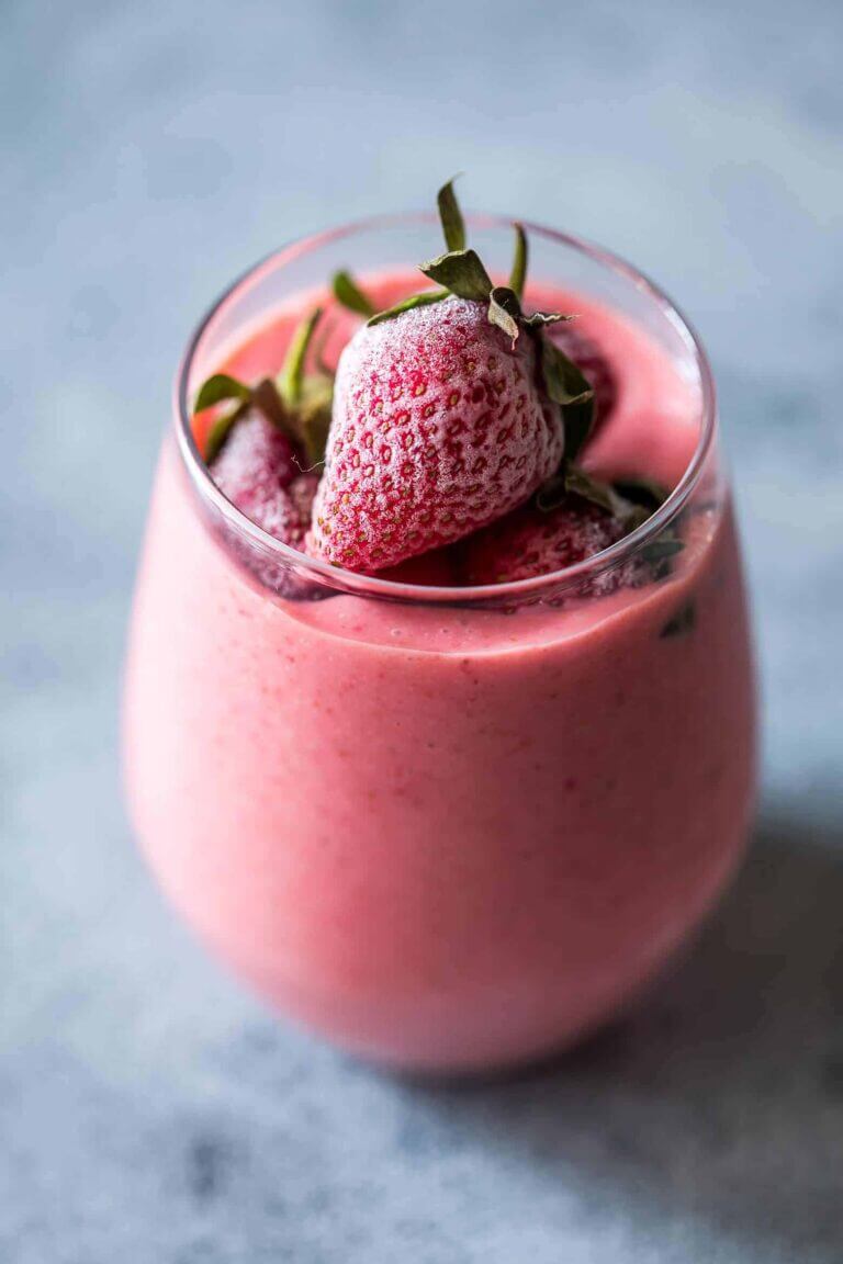 Frozen-Strawberry-Greek-Yogurt-Smoothie-10-minute-Breakfast-4